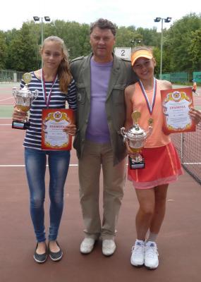 Рязанки  Анна Фёдорова (справа) и Диана Денисова с тренером Валерием Кордюковым